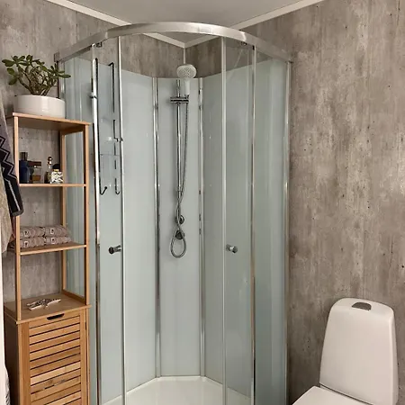 Spacious 3-room Centrally Located In דירה *