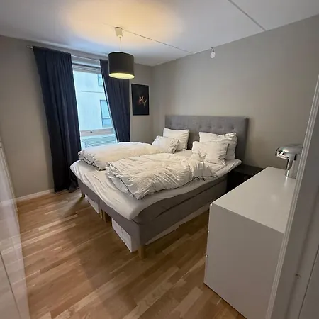 Spacious 3-room Centrally Located In דירה
