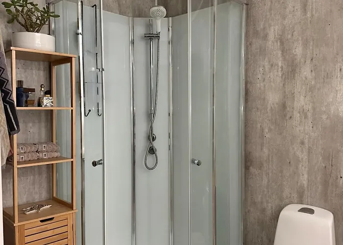 Spacious 3-room Centrally Located In דירה *