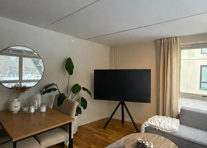 Spacious 3-room Centrally Located In דירה