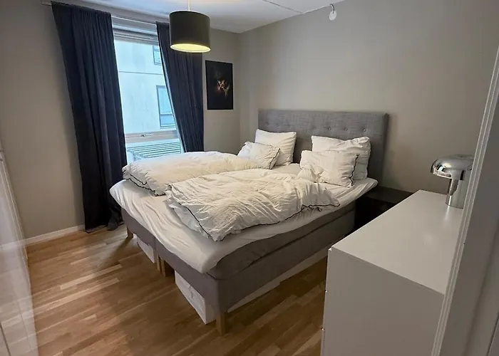 Spacious 3-room Centrally Located In דירה